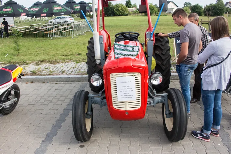 Zlot zabytkowych samochodów (zdjęcia)