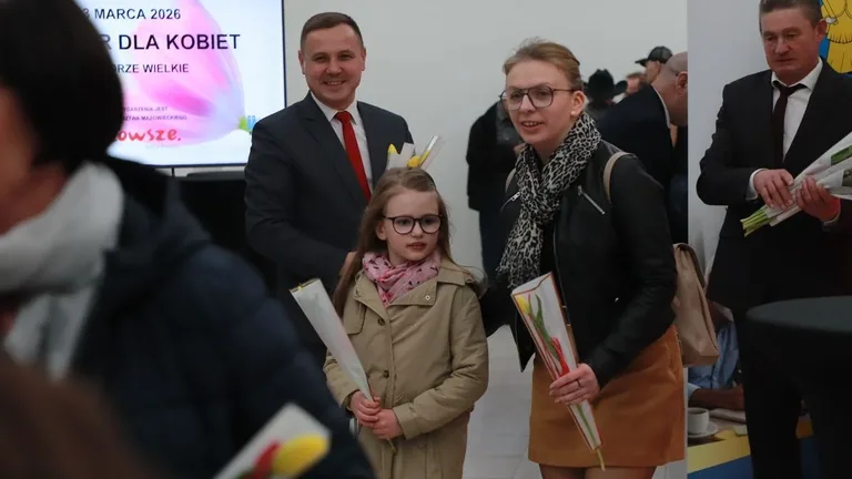 Dziś nie ma pecha. Dziś są kwiaty, muzyka i śpiew. Mieszkańcy Szulborza Wielkiego świętowali Dzień Kobiet (zdjęcia, wideo)