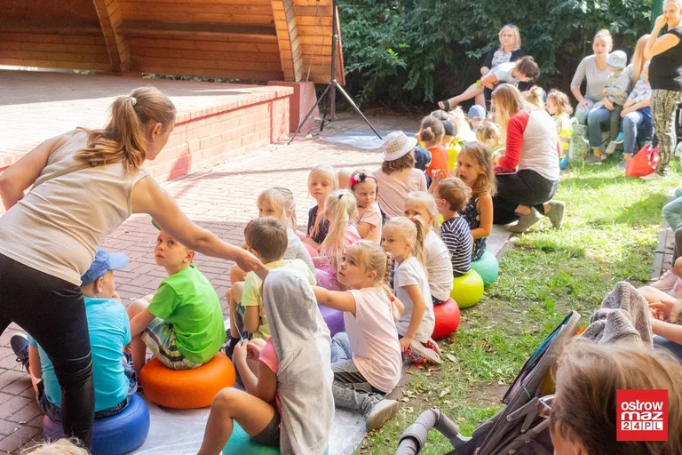 Przygody Misia i Kacpra pirata na letniej scenie biblioteki (zdjęcia, wideo)