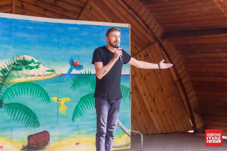 Przygody Misia i Kacpra pirata na letniej scenie biblioteki (zdjęcia, wideo)