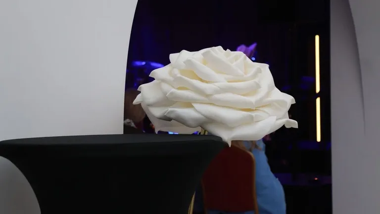 Dziś nie ma pecha. Dziś są kwiaty, muzyka i śpiew. Mieszkańcy Szulborza Wielkiego świętowali Dzień Kobiet (zdjęcia, wideo)