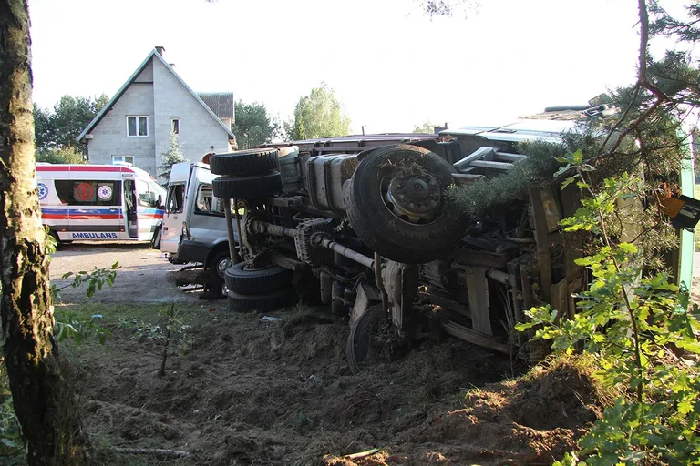 Dwóch mieszkańców powiatu nie żyje. Śmiertelny wypadek pod Ostrołęką (zdjęcia, wideo)