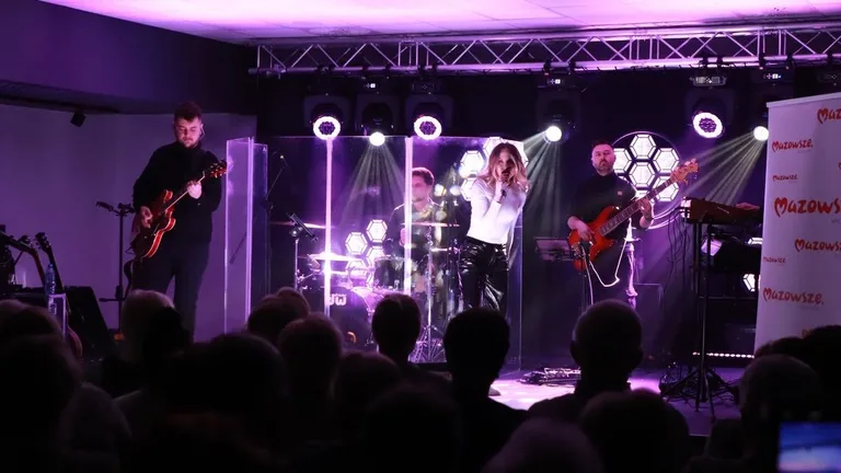 Wyjątkowy koncert w Starej Elektrowni. Tak wyglądało "Mazowsze Paniom" w Ostrowi (zdjęcia, wideo)