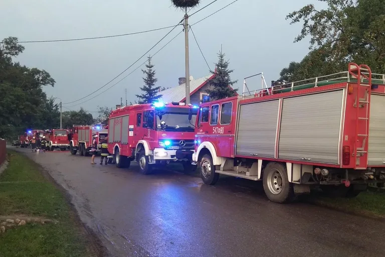 Pożar obory w Ołtarzach-Gołaczach (zdjęcia)