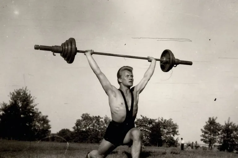 Dawne fotografie z treningu ostrowskiego atlety (zdjęcia)