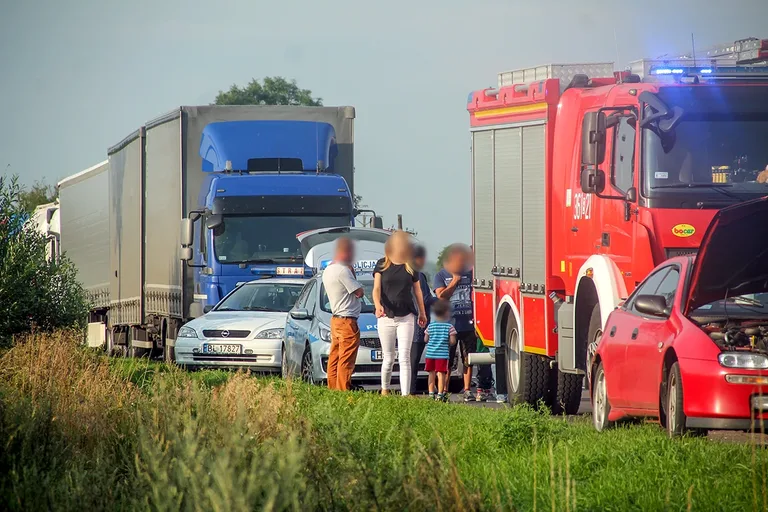 Zderzenie czterech aut na drodze w kierunku Łomży