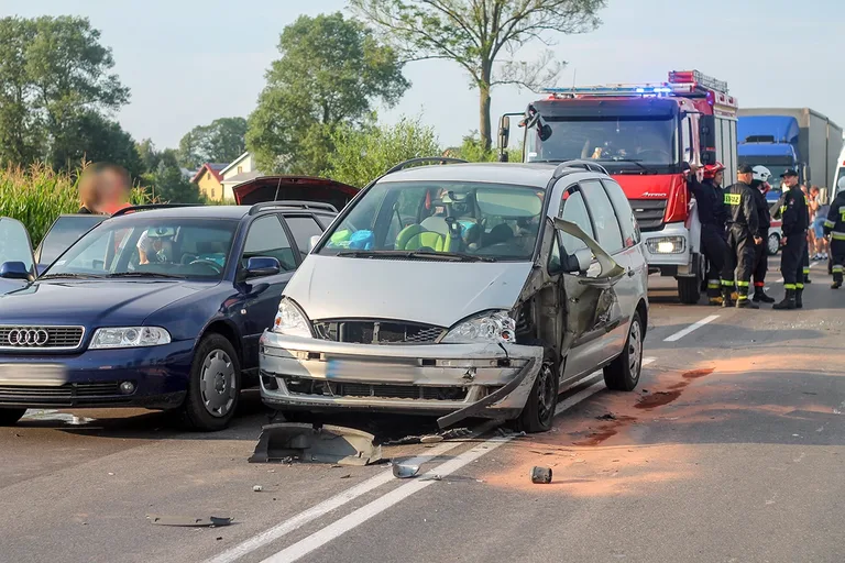 Zderzenie czterech aut na drodze w kierunku Łomży
