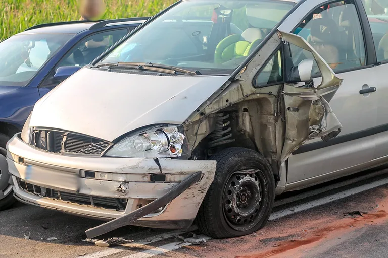 Zderzenie czterech aut na drodze w kierunku Łomży