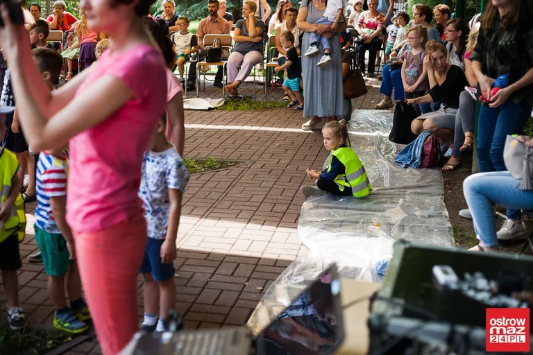 Klauniaki zabrały dzieci w świat zabawy (zdjęcia, wideo)