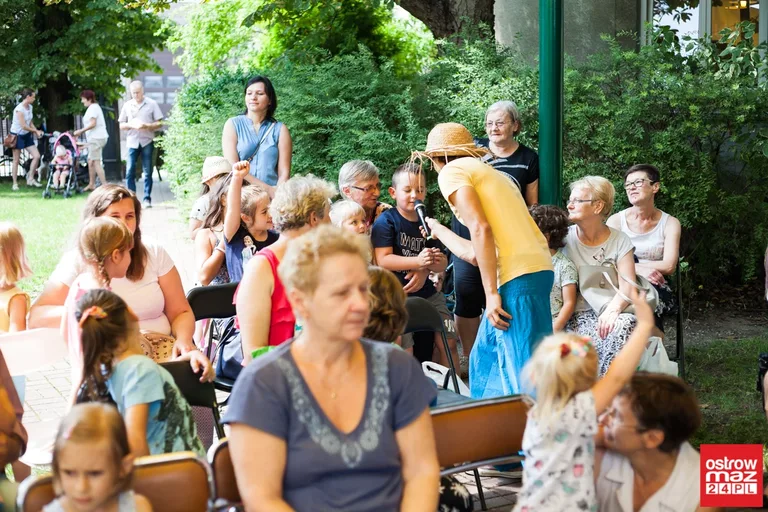 Klauniaki zabrały dzieci w świat zabawy (zdjęcia, wideo)