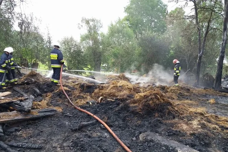 Ogromny pożar zabudowań w gminie Boguty-Pianki (zdjęcia)