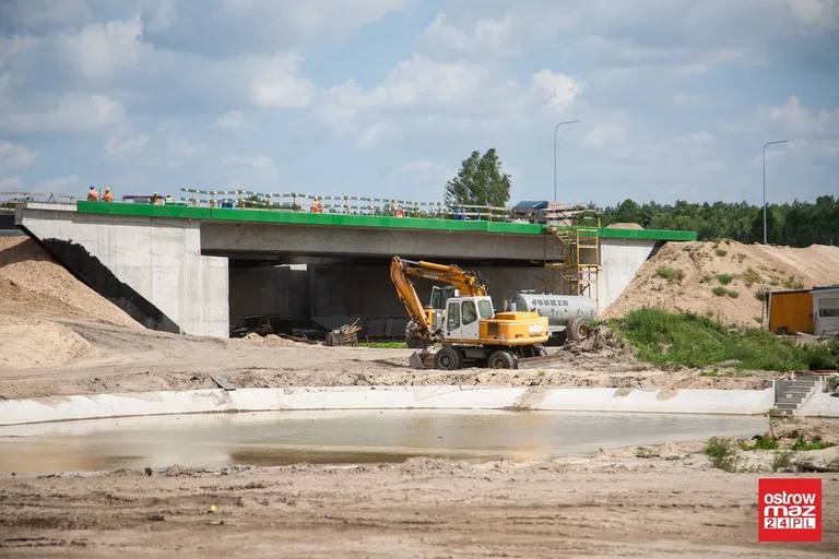 Intensywne prace na odcinkach drogi ekspresowej S8 (zdjęcia)