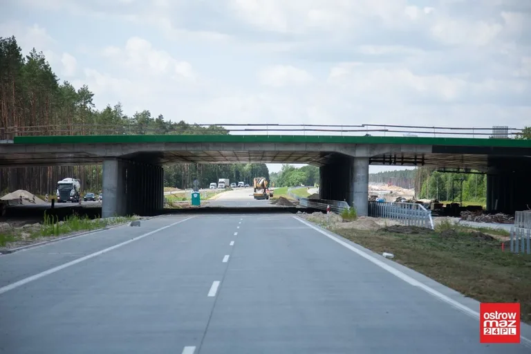 Intensywne prace na odcinkach drogi ekspresowej S8 (zdjęcia)
