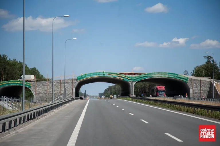 Intensywne prace na odcinkach drogi ekspresowej S8 (zdjęcia)