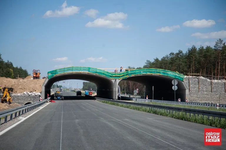 Intensywne prace na odcinkach drogi ekspresowej S8 (zdjęcia)