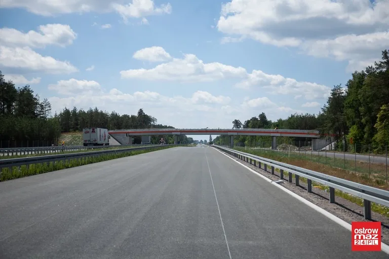 Intensywne prace na odcinkach drogi ekspresowej S8 (zdjęcia)