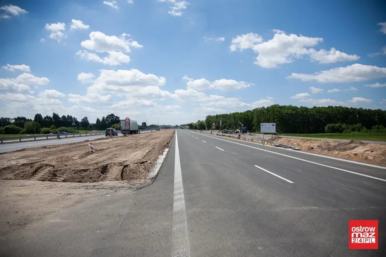 Intensywne prace na odcinkach drogi ekspresowej S8 (zdjęcia)