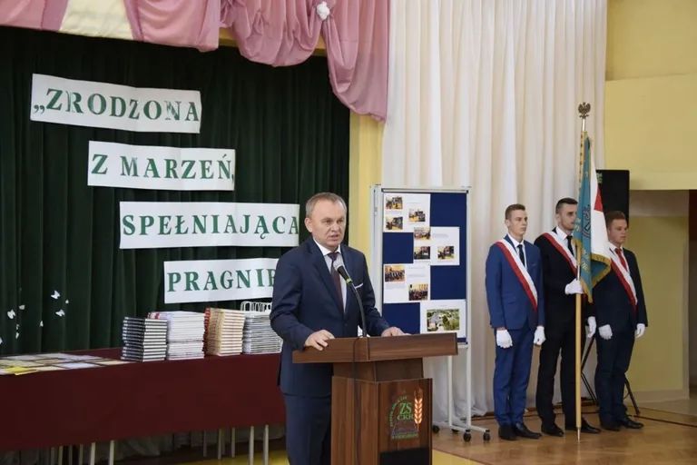 Odebrali świadectwa i rozpoczęli wakacje (zdjęcia)