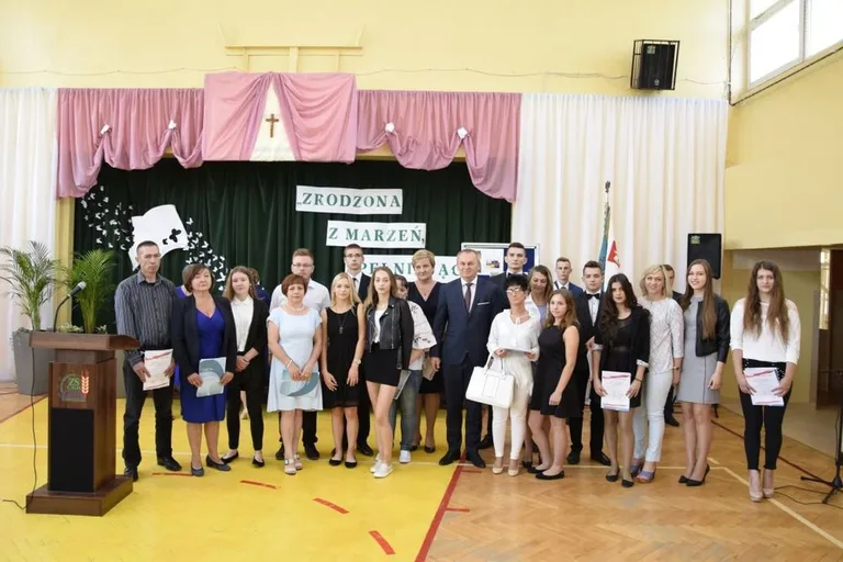 Odebrali świadectwa i rozpoczęli wakacje (zdjęcia)