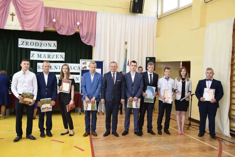 Odebrali świadectwa i rozpoczęli wakacje (zdjęcia)