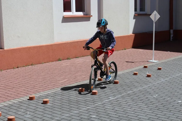 Uczniowie "jedynki" z kartami rowerowymi (zdjęcia)