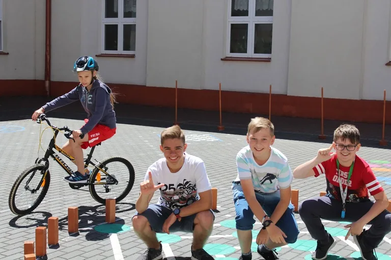 Uczniowie "jedynki" z kartami rowerowymi (zdjęcia)