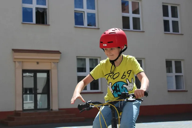 Uczniowie "jedynki" z kartami rowerowymi (zdjęcia)