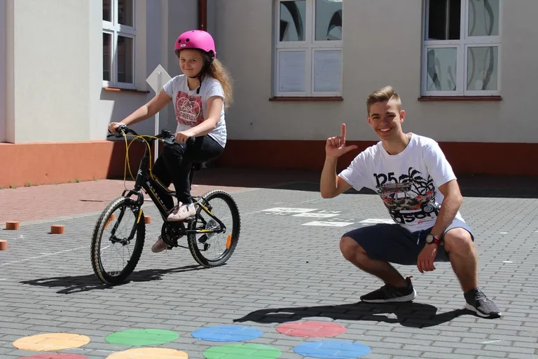 Uczniowie "jedynki" z kartami rowerowymi (zdjęcia)