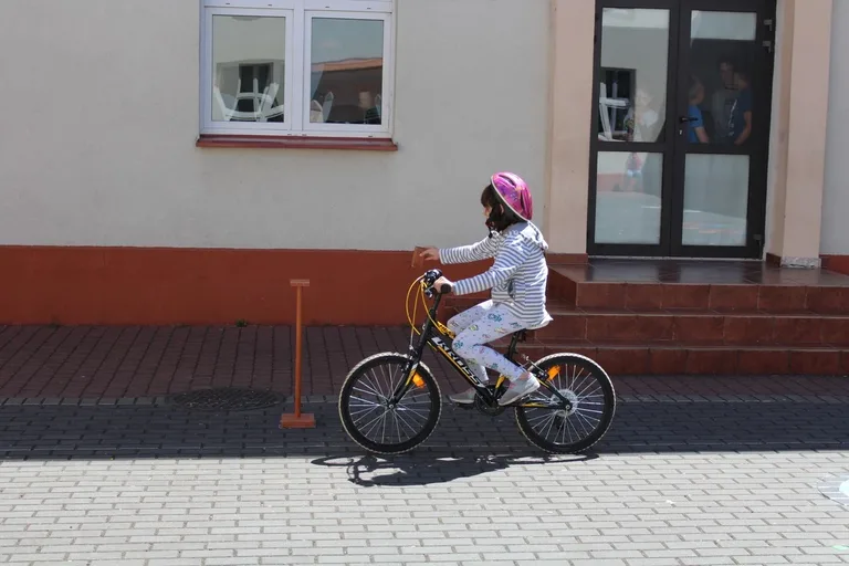 Uczniowie "jedynki" z kartami rowerowymi (zdjęcia)