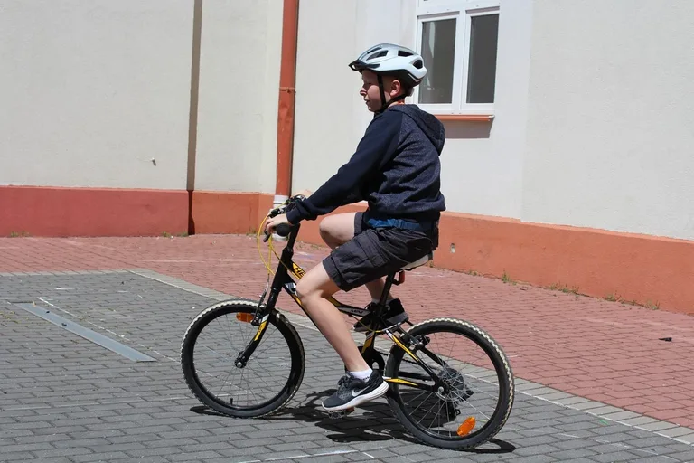 Uczniowie "jedynki" z kartami rowerowymi (zdjęcia)