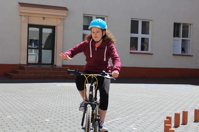 Uczniowie "jedynki" z kartami rowerowymi (zdjęcia)