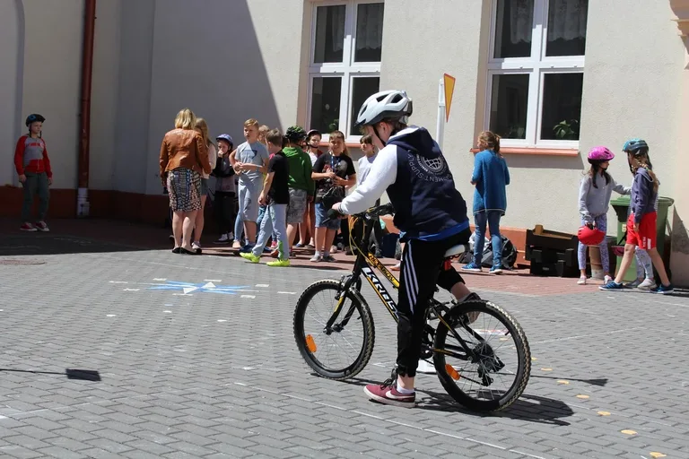 Uczniowie "jedynki" z kartami rowerowymi (zdjęcia)