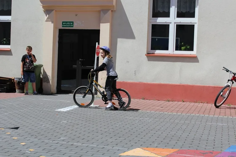 Uczniowie "jedynki" z kartami rowerowymi (zdjęcia)