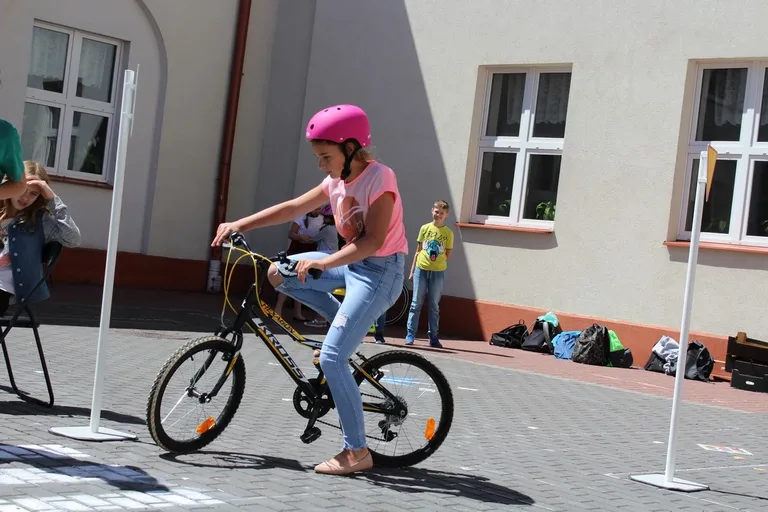 Uczniowie "jedynki" z kartami rowerowymi (zdjęcia)