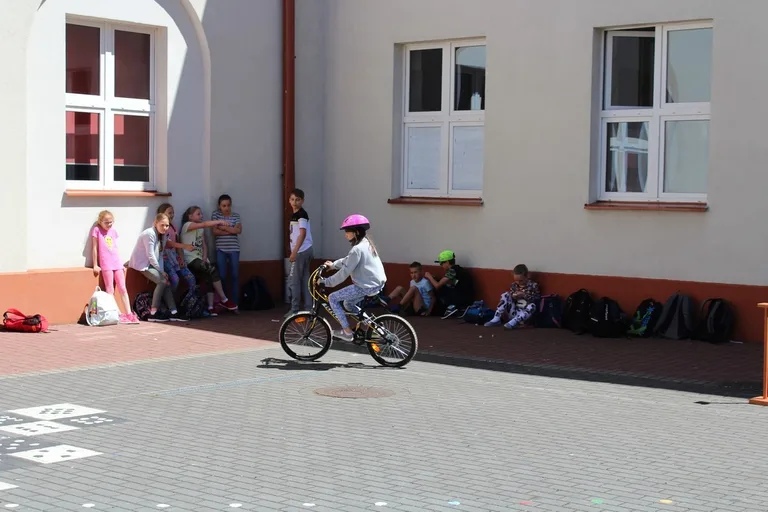 Uczniowie "jedynki" z kartami rowerowymi (zdjęcia)