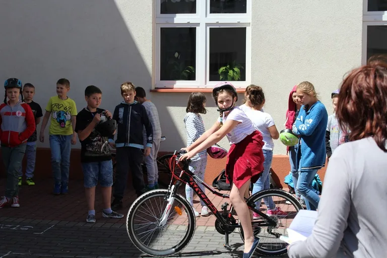 Uczniowie "jedynki" z kartami rowerowymi (zdjęcia)