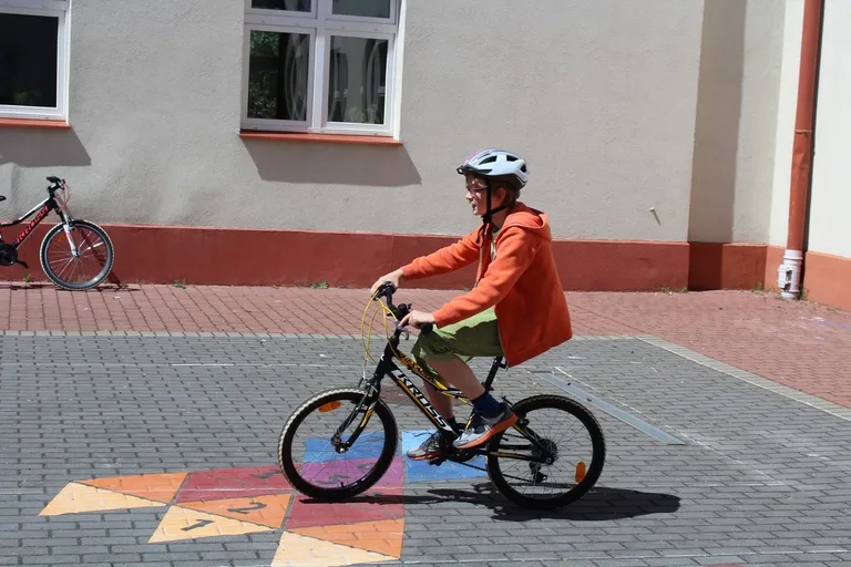 Uczniowie "jedynki" z kartami rowerowymi (zdjęcia)