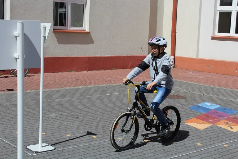 Uczniowie "jedynki" z kartami rowerowymi (zdjęcia)