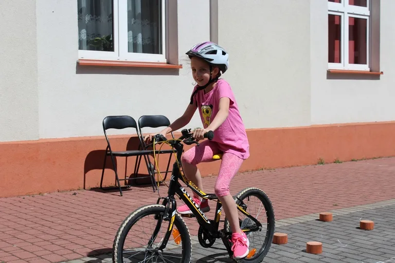 Uczniowie "jedynki" z kartami rowerowymi (zdjęcia)