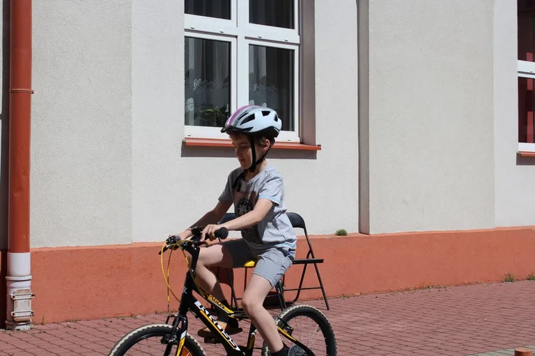 Uczniowie "jedynki" z kartami rowerowymi (zdjęcia)