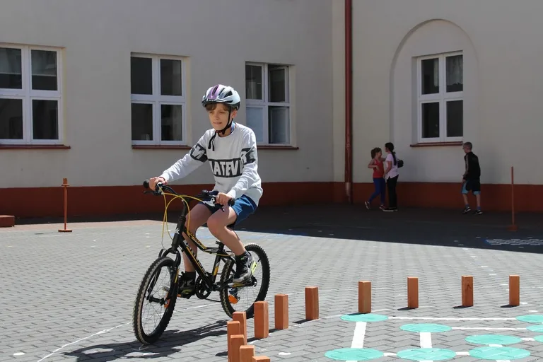 Uczniowie "jedynki" z kartami rowerowymi (zdjęcia)