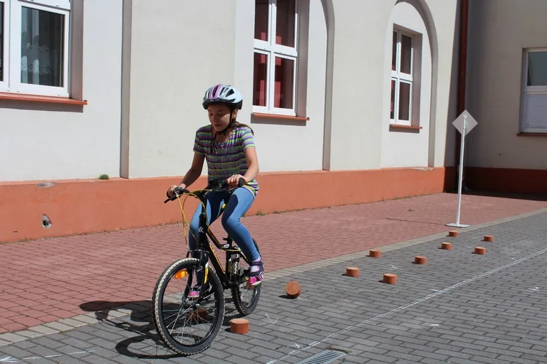 Uczniowie "jedynki" z kartami rowerowymi (zdjęcia)