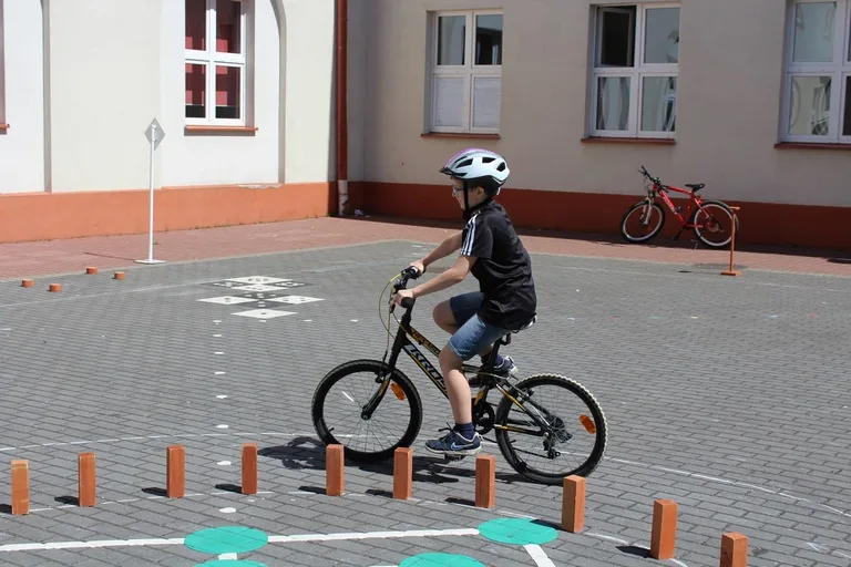 Uczniowie "jedynki" z kartami rowerowymi (zdjęcia)