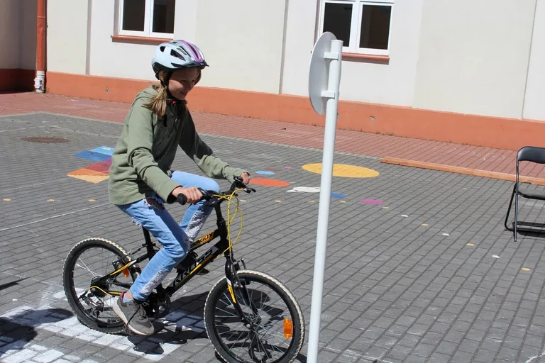 Uczniowie "jedynki" z kartami rowerowymi (zdjęcia)