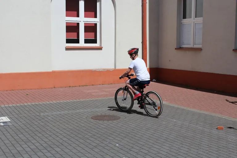 Uczniowie "jedynki" z kartami rowerowymi (zdjęcia)