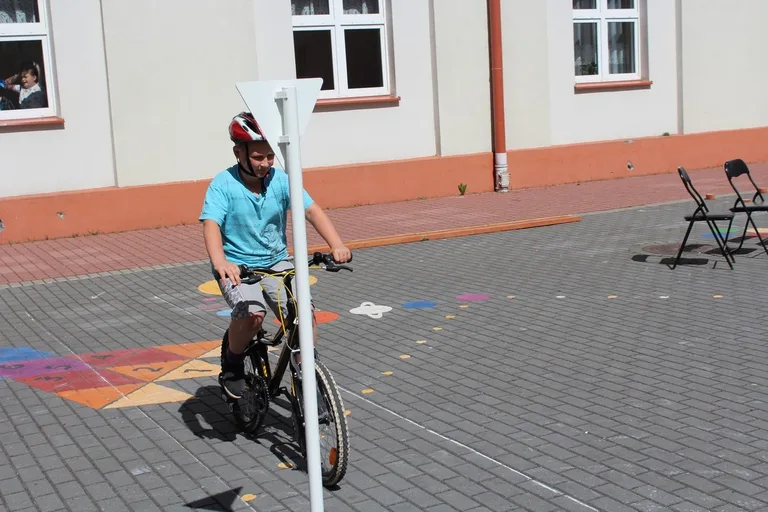 Uczniowie "jedynki" z kartami rowerowymi (zdjęcia)