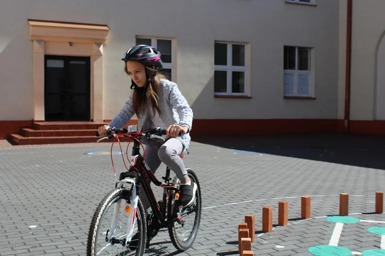 Uczniowie "jedynki" z kartami rowerowymi (zdjęcia)