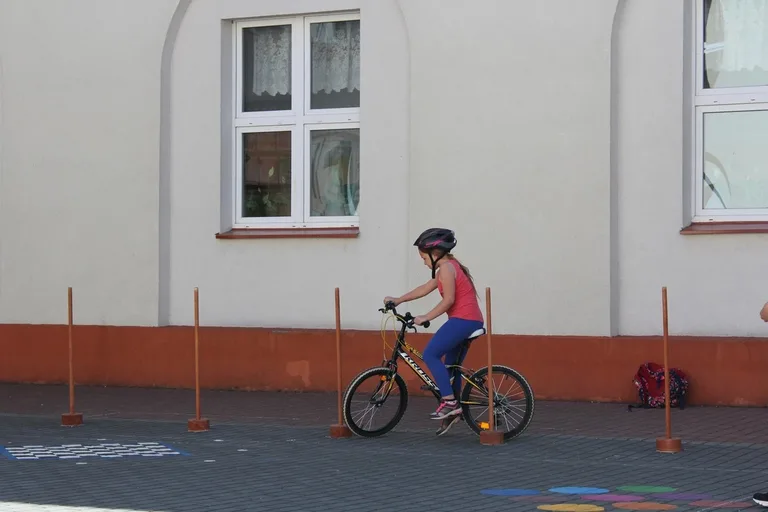 Uczniowie "jedynki" z kartami rowerowymi (zdjęcia)