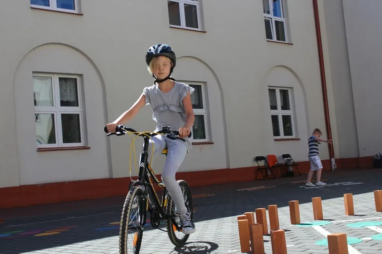 Uczniowie "jedynki" z kartami rowerowymi (zdjęcia)