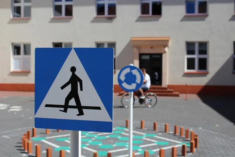 Uczniowie "jedynki" z kartami rowerowymi (zdjęcia)
